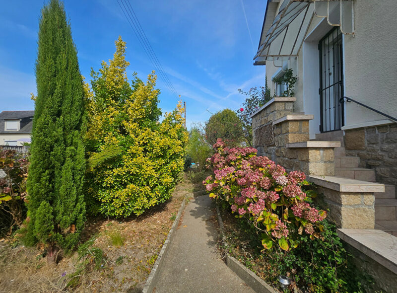 Maison ancienne avec dépendances à Dinan