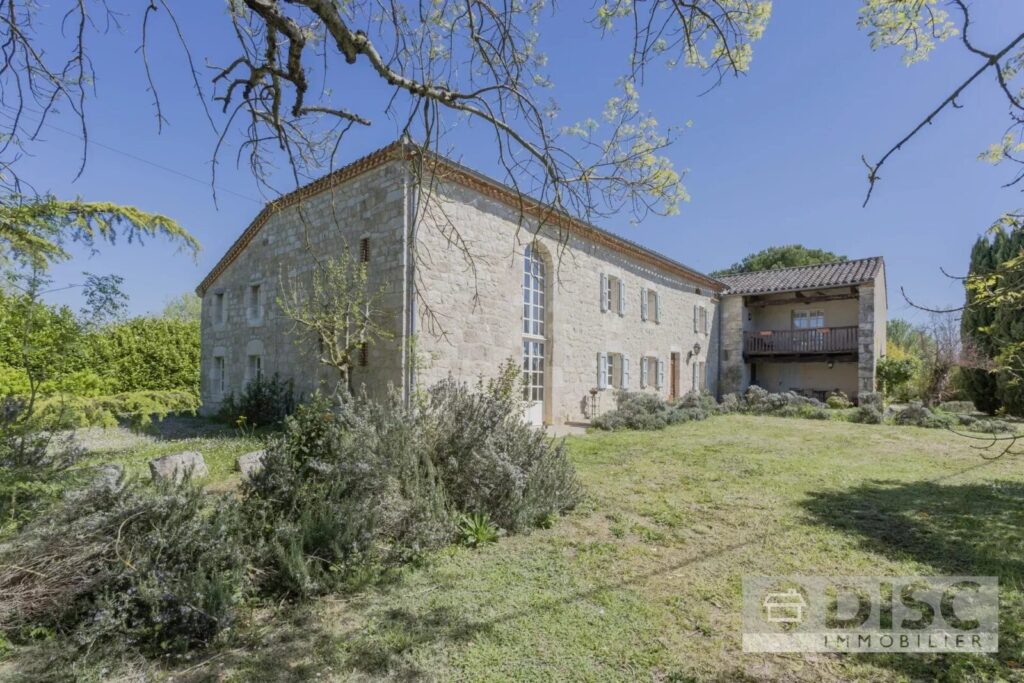 Très belle et spacieuse propriété avec piscine, au cœur d’un… – Maison ancienne à Vieux