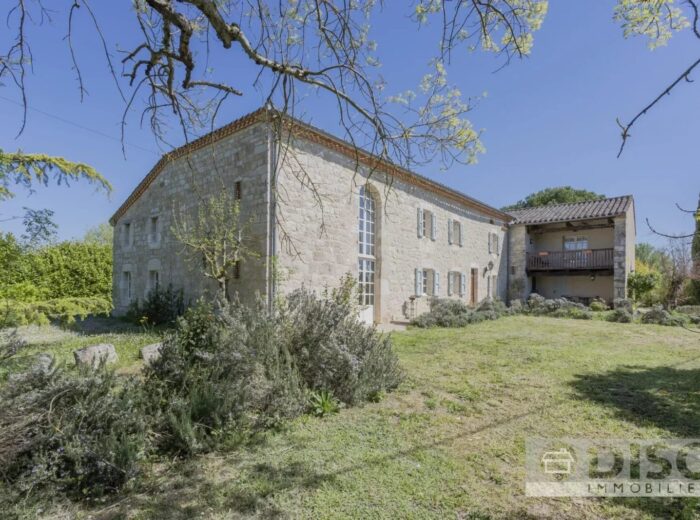 Très belle et spacieuse propriété avec piscine, au cœur d’un… – Maison ancienne à Vieux