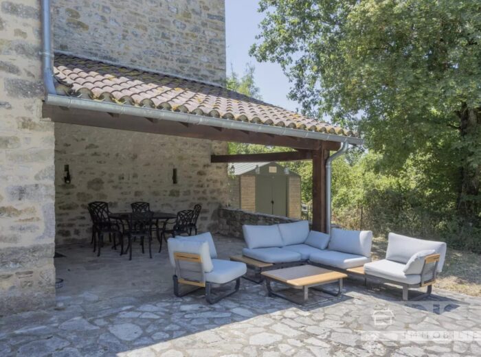Charmante maison en pierre avec piscine et jardin privé de 2 450 m² – Maison en pierre à Varen