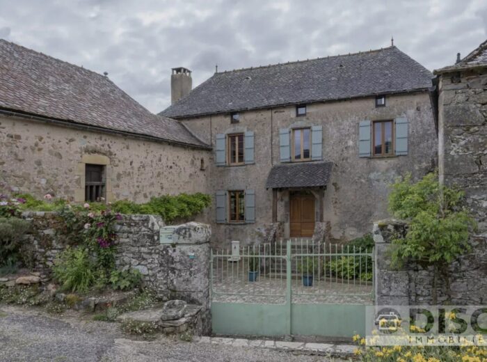 Magnifique propriété en bordure du village de Najac, offrant de… – Château à Najac
