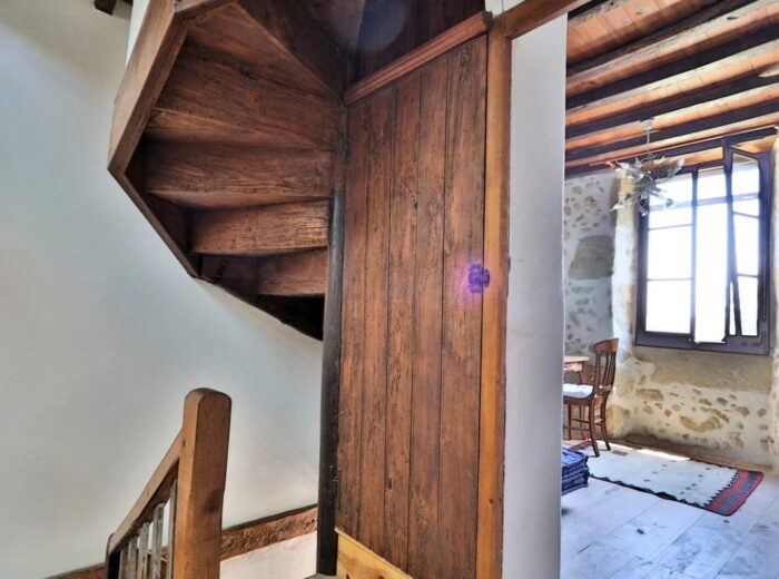 Une charmante ferme gasconne avec une vue imprenable sur les Pyrénées. – Maison ancienne à Laveraët