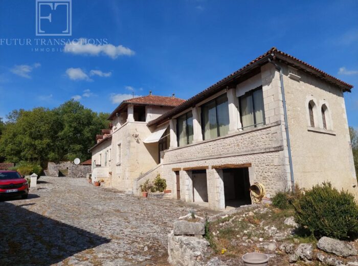 Propriété isolée sur 88 ha et étang – Domaine et propriété à Brantôme en Périgord