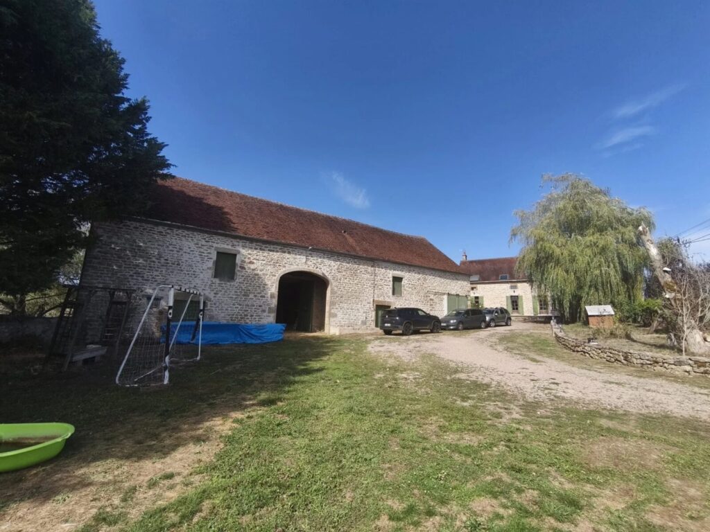Domaine sur 4ha avec dépendances – Domaine et propriété à Magny-Lormes