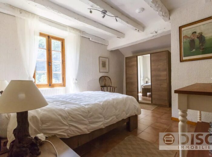 Charmante maison en pierre avec terrasse et jardin – Maison en pierre à Le Riols