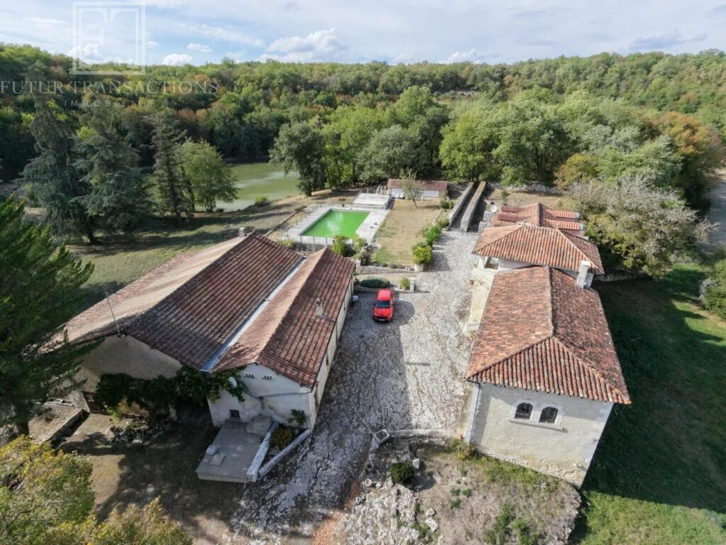 Propriété isolée sur 88 ha et étang – Domaine et propriété à Brantôme en Périgord