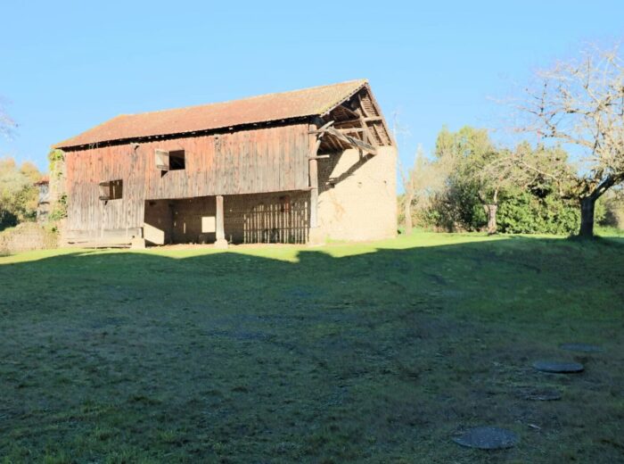 Maison comprenant 5 chambres sur 1860m² avec grandes dépendances – Maison ancienne à Maubourguet