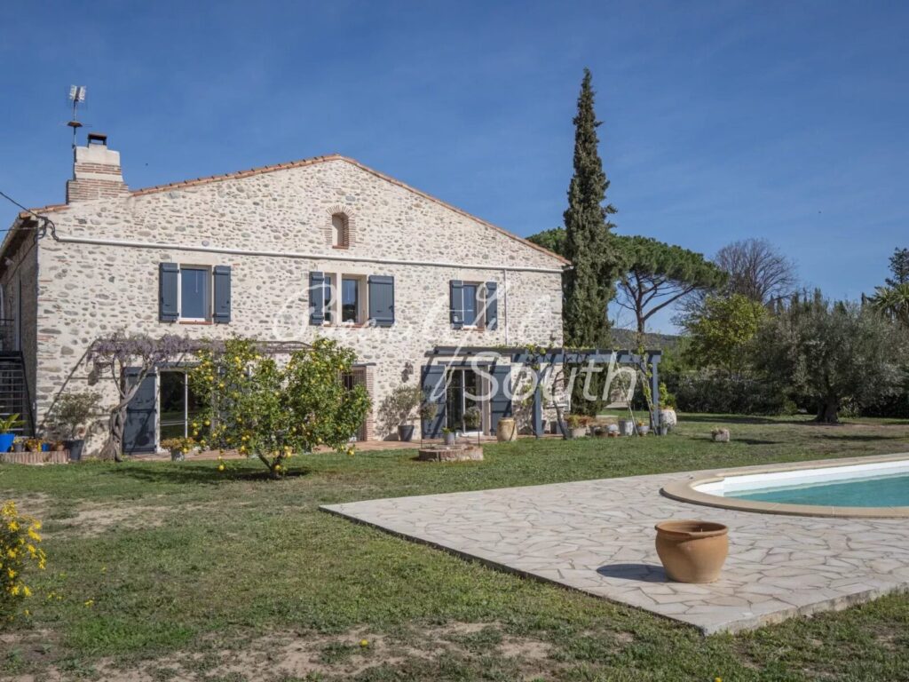 MAS EN PIERRE AVEC JARDIN ET PISCINE, PERPIGNAN OUEST – Maison ancienne à Perpignan