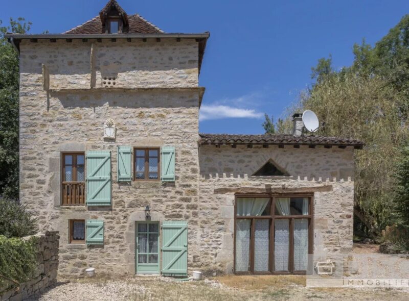 Maison en pierre avec piscine à Varen