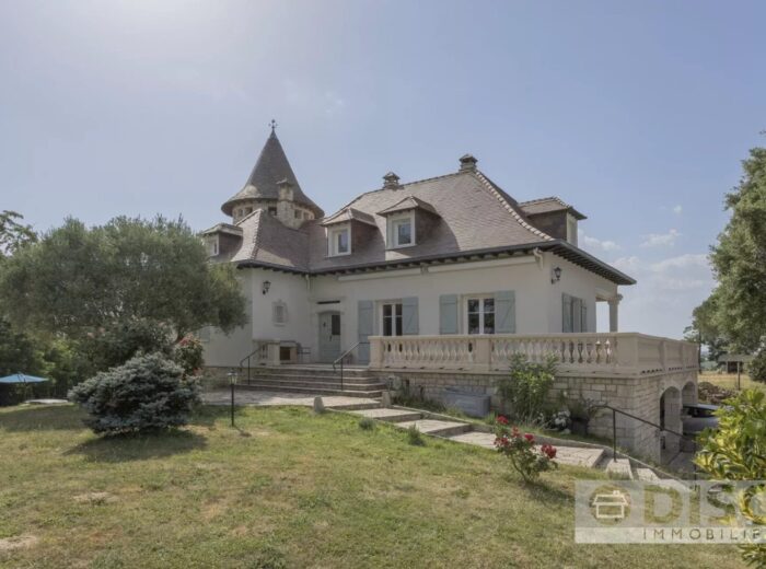 Magnifique propriété avec vues à 360° à 3 minutes du centre-ville de… – Maison ancienne à Caussade