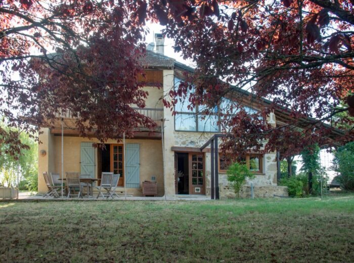Une charmante ferme gasconne avec une vue imprenable sur les Pyrénées. – Maison ancienne à Laveraët