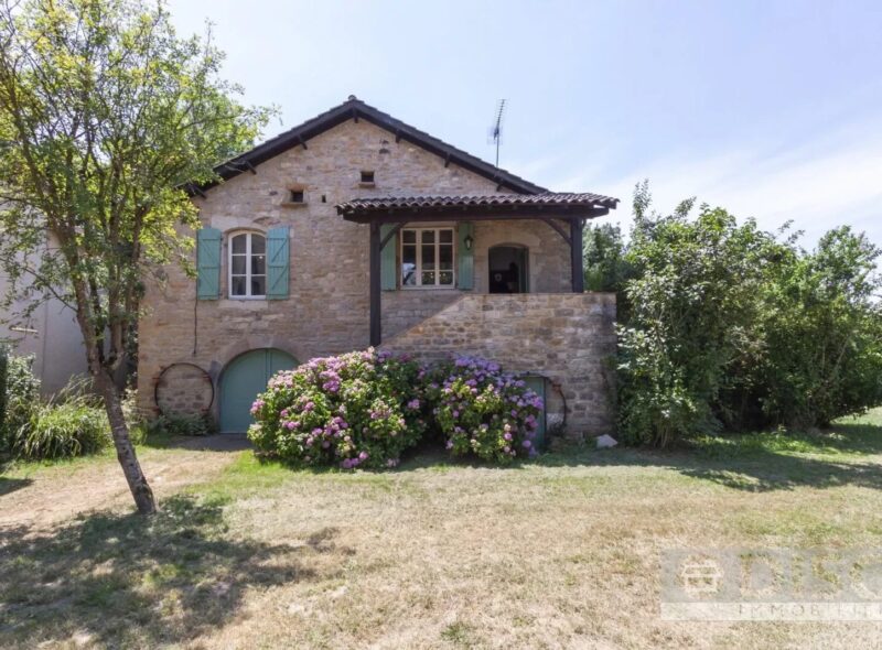 Maison en pierre avec terrasse à Le Riols