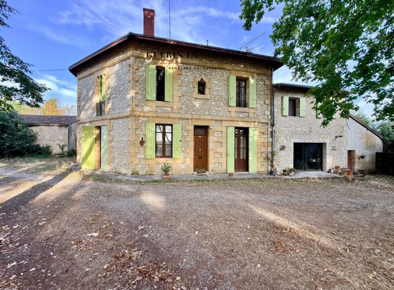 Maison ancienne avec dépendances à Saint-Laurent-des-Vignes