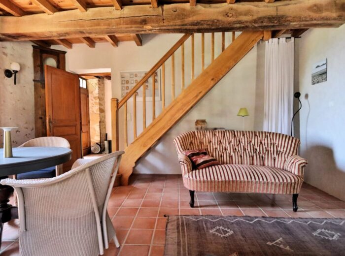 Une charmante ferme gasconne avec une vue imprenable sur les Pyrénées. – Maison ancienne à Laveraët