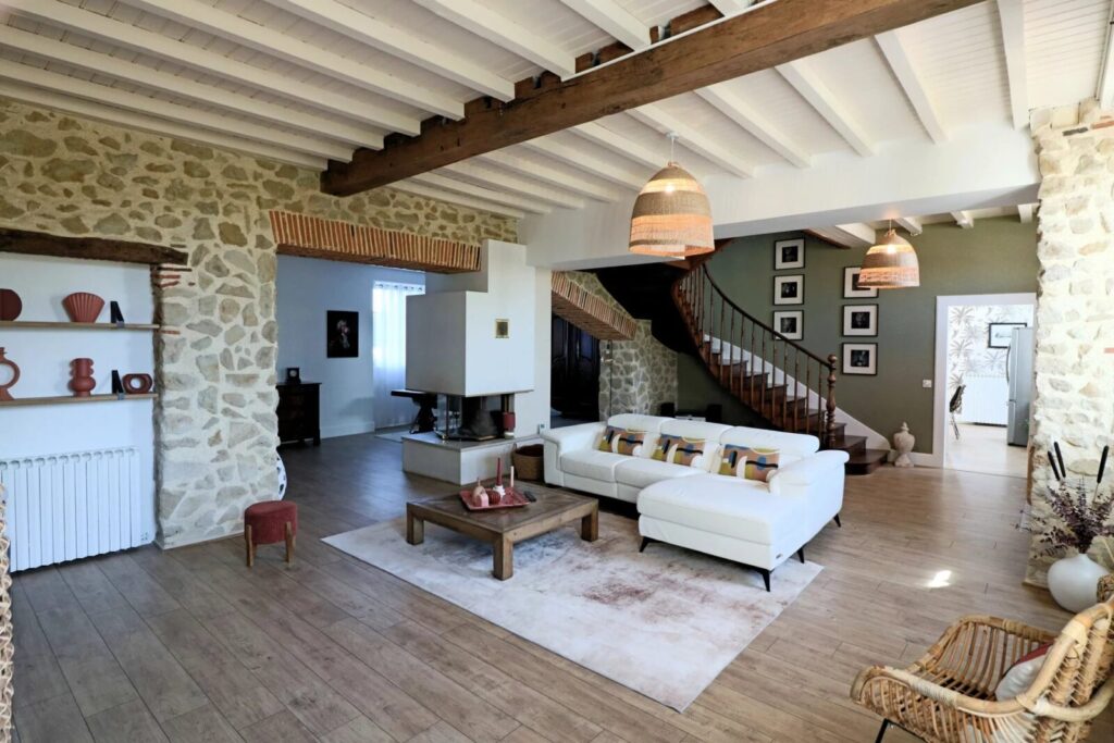 Maison de caractère rénovée, comprenant 3 chambres, avec piscine… – Maison de caractère à Marciac