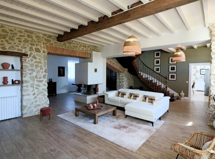 Maison de caractère rénovée, comprenant 3 chambres, avec piscine… – Maison de caractère à Marciac