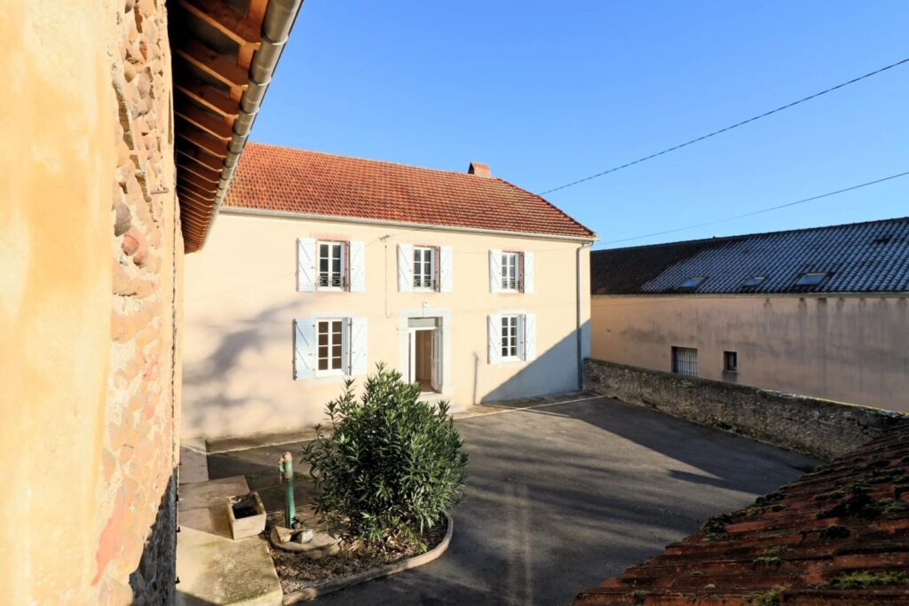 Maison comprenant 5 chambres sur 1860m² avec grandes dépendances – Maison ancienne à Maubourguet