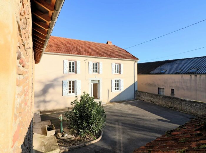 Maison comprenant 5 chambres sur 1860m² avec grandes dépendances – Maison ancienne à Maubourguet