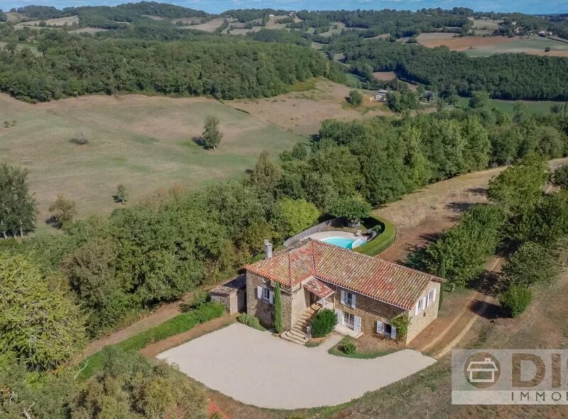 Maison rénovée avec piscine à Féneyrols