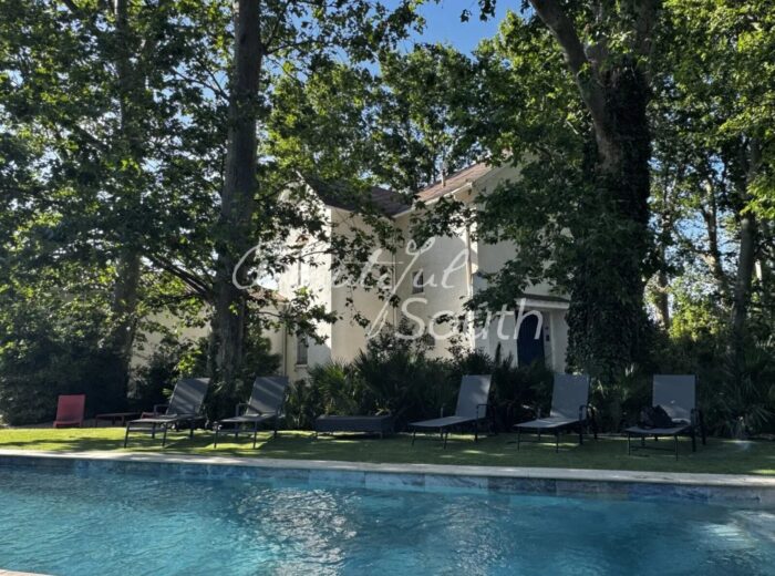 MAISON DE MAÎTRE AVEC DEPENDANCE, PARC, PISCINE, PROCHE PERPIGNAN – Maison de maître à Perpignan