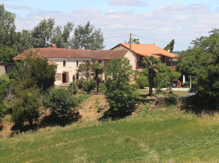 Maison Gascon avec vue panoramique sur les Pyrénées – Château à Laveraët