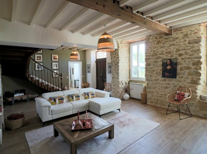 Maison de caractère rénovée, comprenant 3 chambres, avec piscine… – Maison de caractère à Marciac