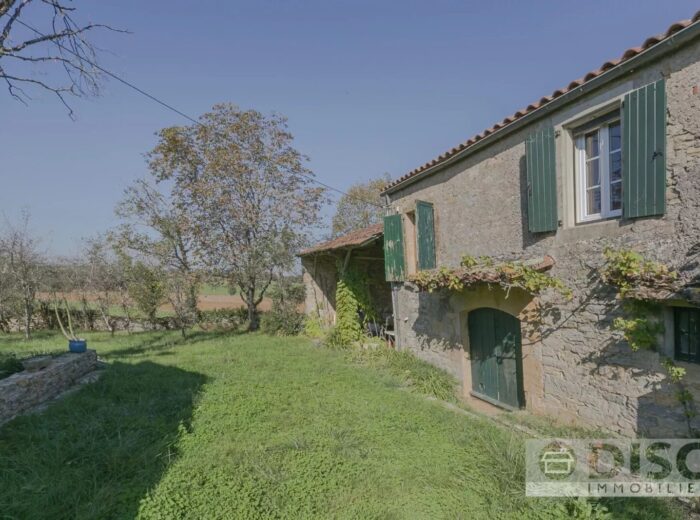 Charmante maison à rénover avec hangars, grange et jardin à 5 minutes… – Maison à rénover à Saint-Antonin-Noble-Val