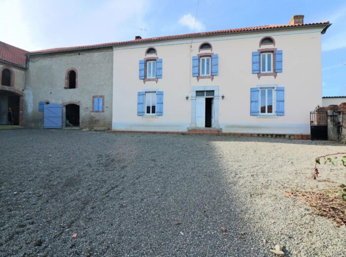 Fermette comprenant 4 chambres sur 6,35ha avec dépendances – Maison ancienne à Vic-en-Bigorre