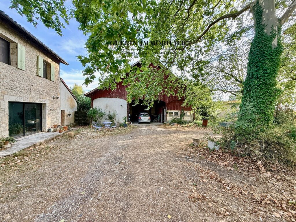 PROPRIÉTÉ EN PIERRE AU CŒUR DES VIGNES – Maison ancienne à Saint-Laurent-des-Vignes