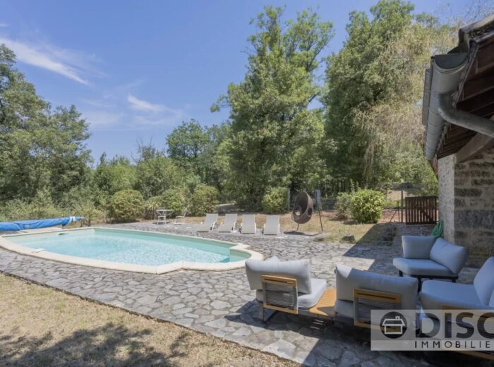 Charmante maison en pierre avec piscine et jardin privé de 2 450 m² – Maison en pierre à Varen