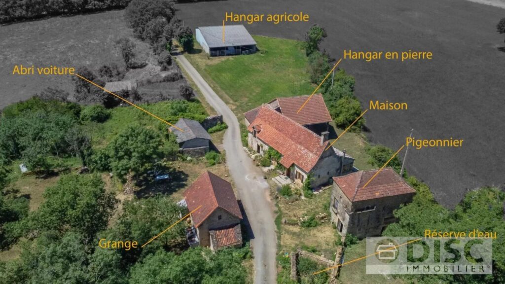 Charmant ensemble avec petite maison et dépendances. – Maison ancienne à Puylagarde