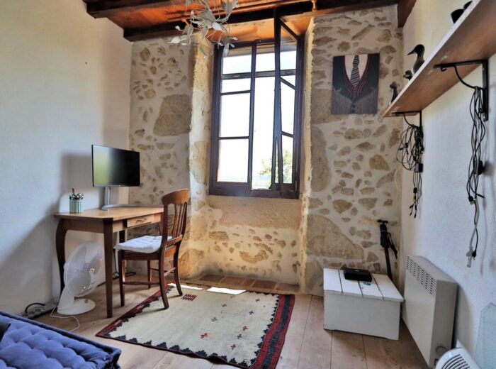 Une charmante ferme gasconne avec une vue imprenable sur les Pyrénées. – Maison ancienne à Laveraët