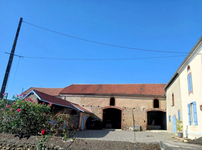 Fermette comprenant 4 chambres sur 6,35ha avec dépendances – Maison ancienne à Vic-en-Bigorre