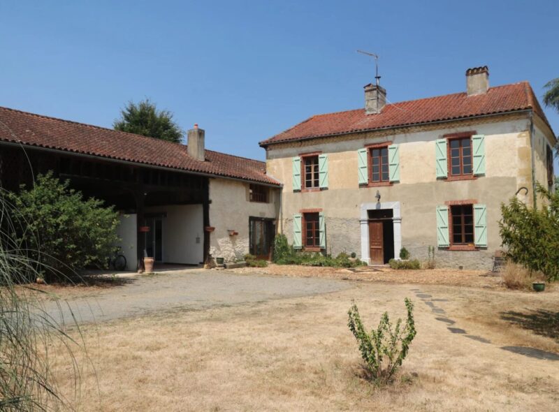 Maison ancienne avec piscine à Laguian-Mazous