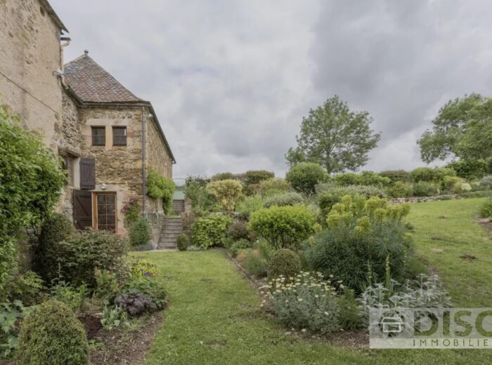Magnifique propriété en bordure du village de Najac, offrant de… – Château à Najac