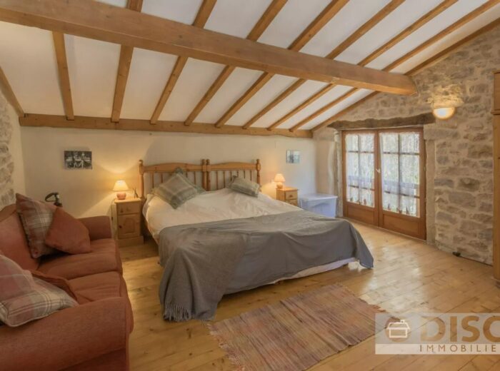 Charmante maison en pierre avec piscine et jardin privé de 2 450 m² – Maison en pierre à Varen