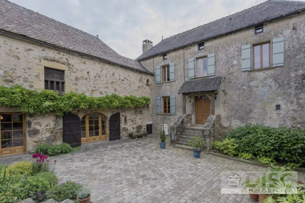 Magnifique propriété en bordure du village de Najac, offrant de… – Château à Najac