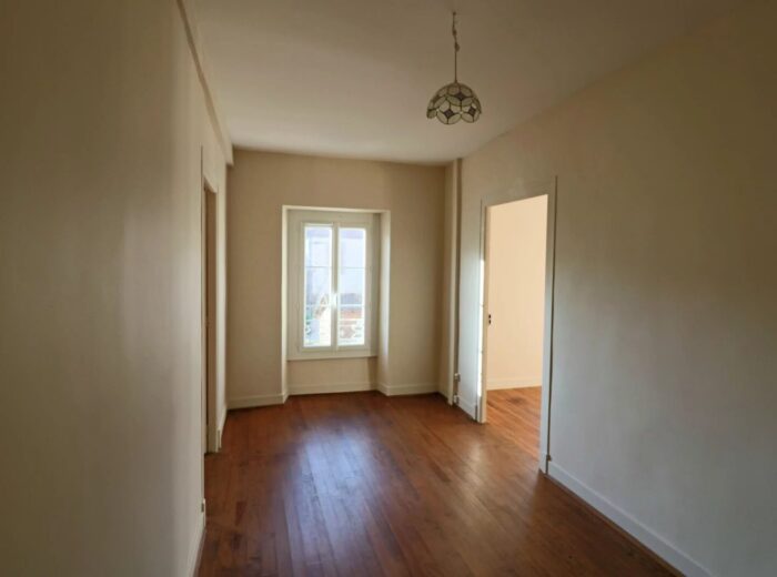 Maison comprenant 5 chambres sur 1860m² avec grandes dépendances – Maison ancienne à Maubourguet