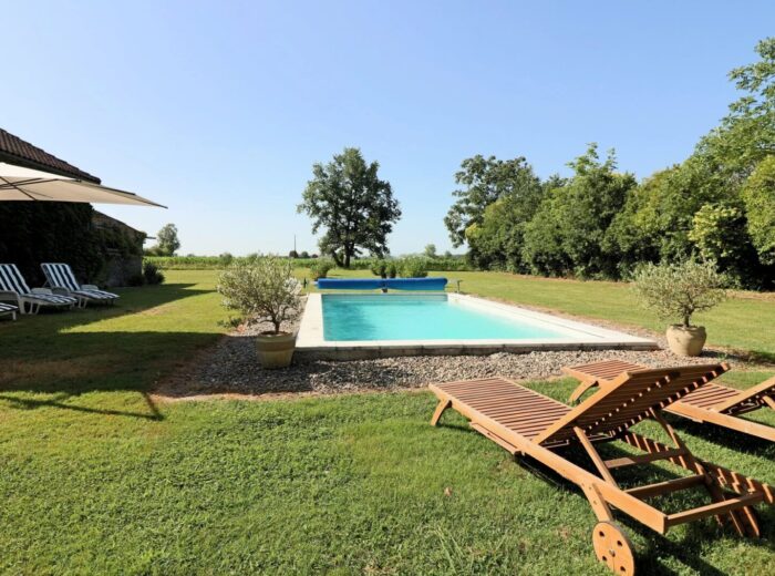 Maison de caractère rénovée, comprenant 3 chambres, avec piscine… – Maison de caractère à Marciac