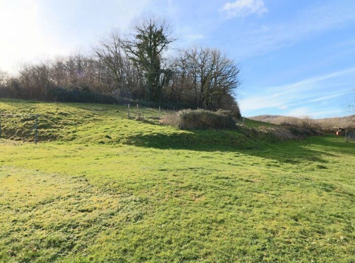 Fermette comprenant 4 chambres sur 6,35ha avec dépendances – Maison ancienne à Vic-en-Bigorre