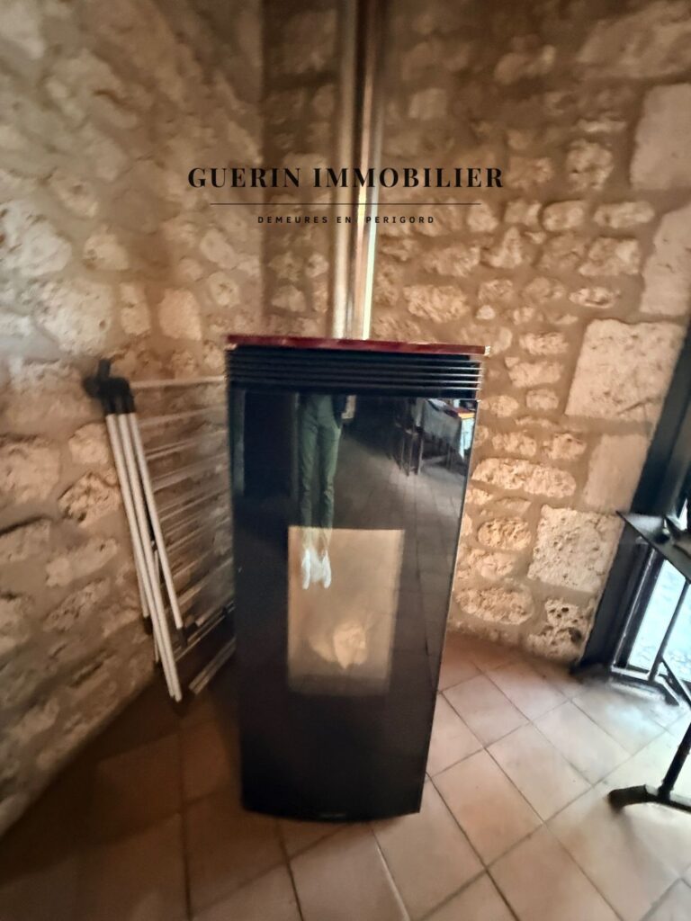 PROPRIÉTÉ EN PIERRE AU CŒUR DES VIGNES – Maison ancienne à Saint-Laurent-des-Vignes