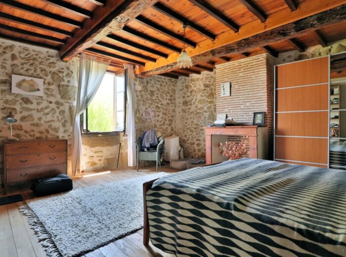 Une charmante ferme gasconne avec une vue imprenable sur les Pyrénées. – Maison ancienne à Laveraët