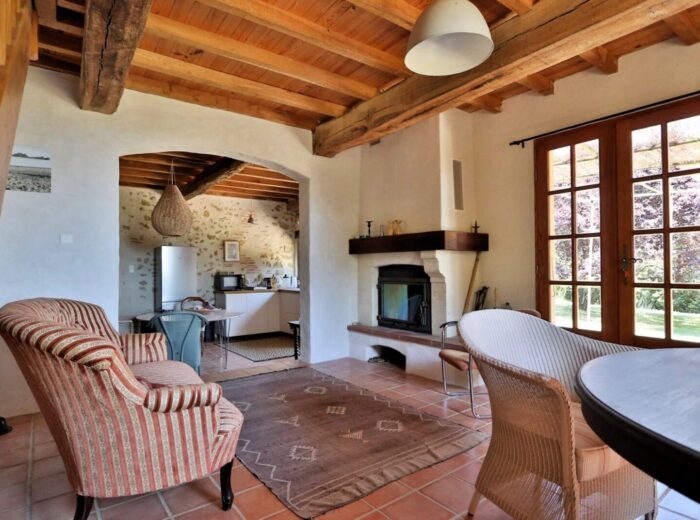 Une charmante ferme gasconne avec une vue imprenable sur les Pyrénées. – Maison ancienne à Laveraët