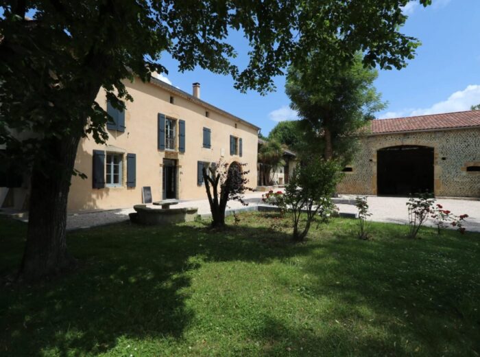Élégante Maison Gasconne Écologique avec Intérieurs d’Exception – Domaine et propriété à Izotges