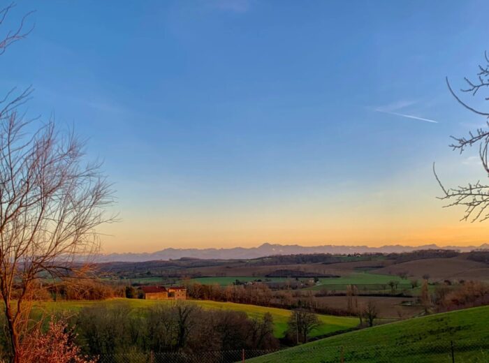 Une charmante ferme gasconne avec une vue imprenable sur les Pyrénées. – Maison ancienne à Laveraët