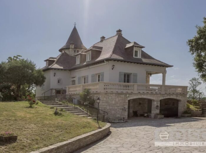 Magnifique propriété avec vues à 360° à 3 minutes du centre-ville de… – Maison ancienne à Caussade
