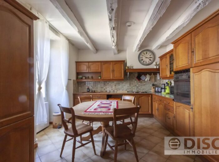 Charmante maison en pierre avec terrasse et jardin – Maison en pierre à Le Riols