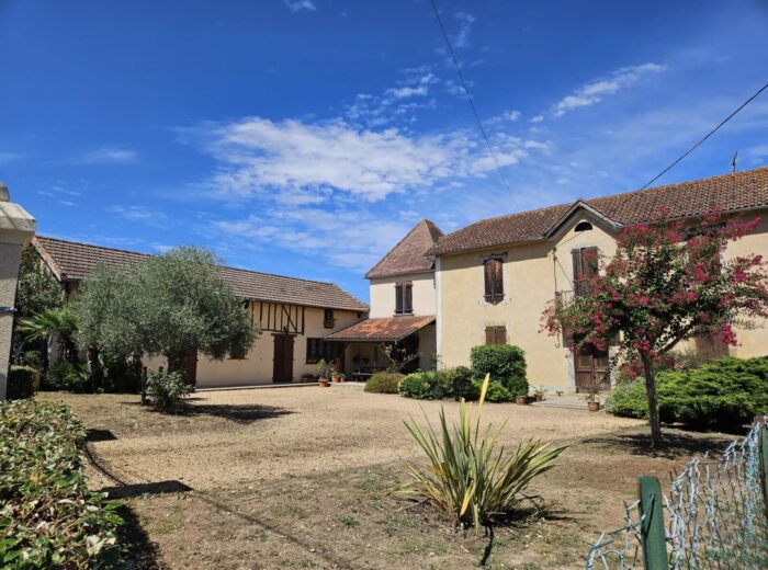 Ferme moderne avec une seconde maison à rénover – Maison à rénover à Viella