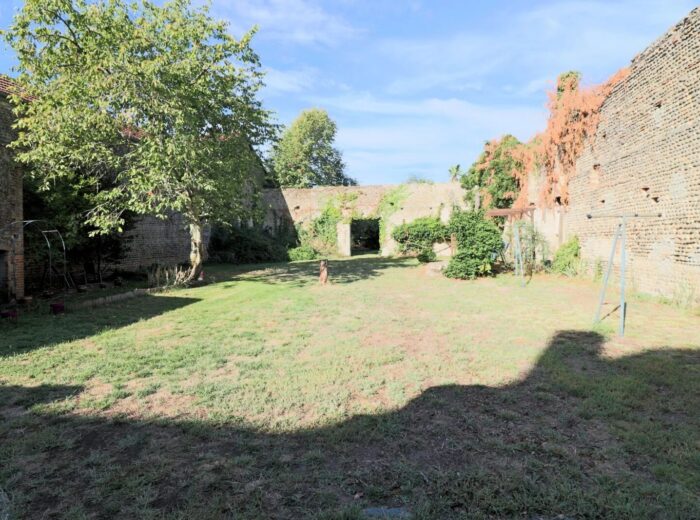 Elégante maison de ville comprenant 3 chambres et grand terrain de… – Maison ancienne à Maubourguet