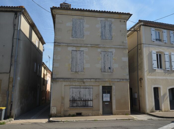 Exclusivité: immeuble (maison à usage d&rsquo;habitation avec garage… – Maison à rénover à Condom